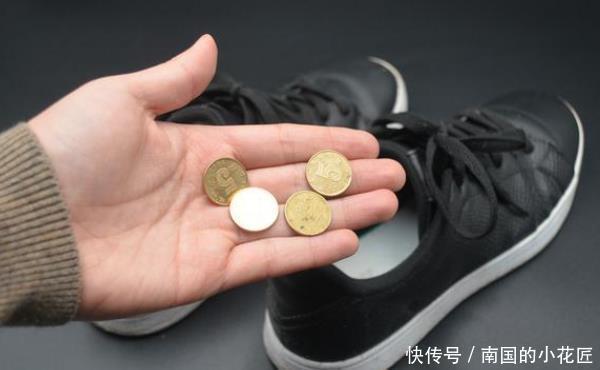 #再穷#家里再穷,在窗户缝放一枚硬币,不是封建迷信,早看早受益
