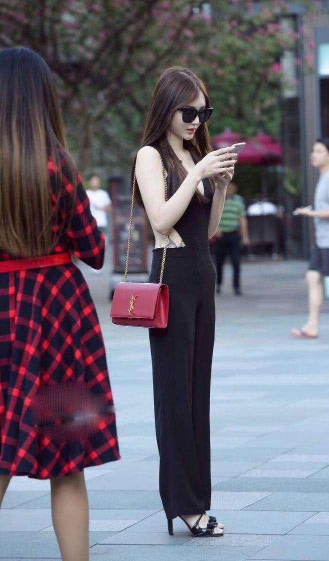 时尚紧身裤给人亲近无压力的暖女形象,自带一种优雅的女人气质