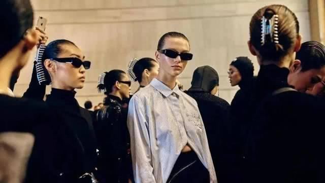  #经济#经济萧条也要时尚，复古发饰实力出圈，用旧东西玩出新感觉