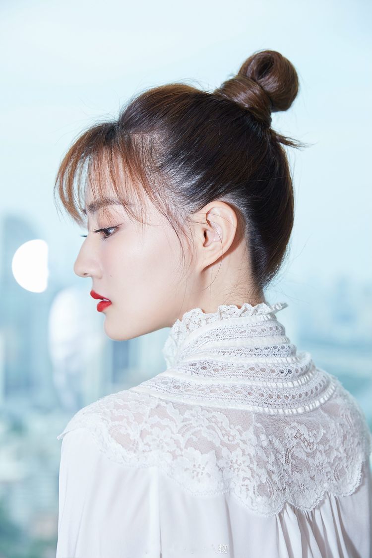 徐璐为了美真是拼，脚踩“两根针”出席活动，网友：断了就糗大了