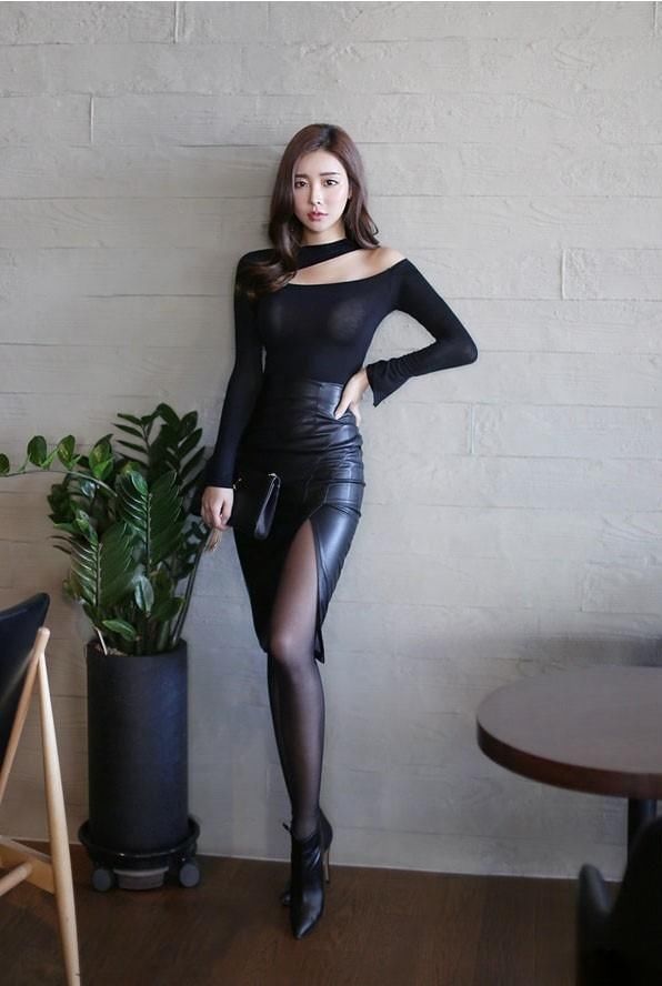 气质美女模特穿紧身包臀短裙，上围丰满锁骨诱人拍性感高清写真！