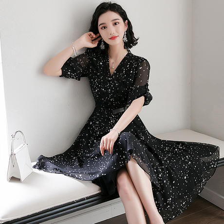 时尚浪漫尽显迷人气场，女人30岁，连衣裙就穿轻龄款