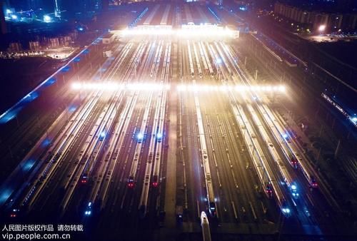  「万箭齐」春运动车组如“陆地航母”万箭齐发