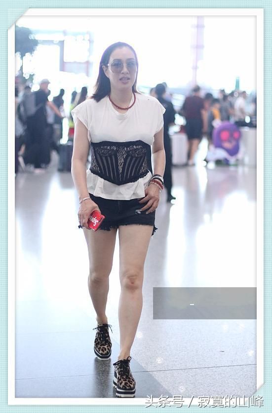 钟丽缇太牛了!穿黑色小肚兜亮相机场,网友:还是那么性感!