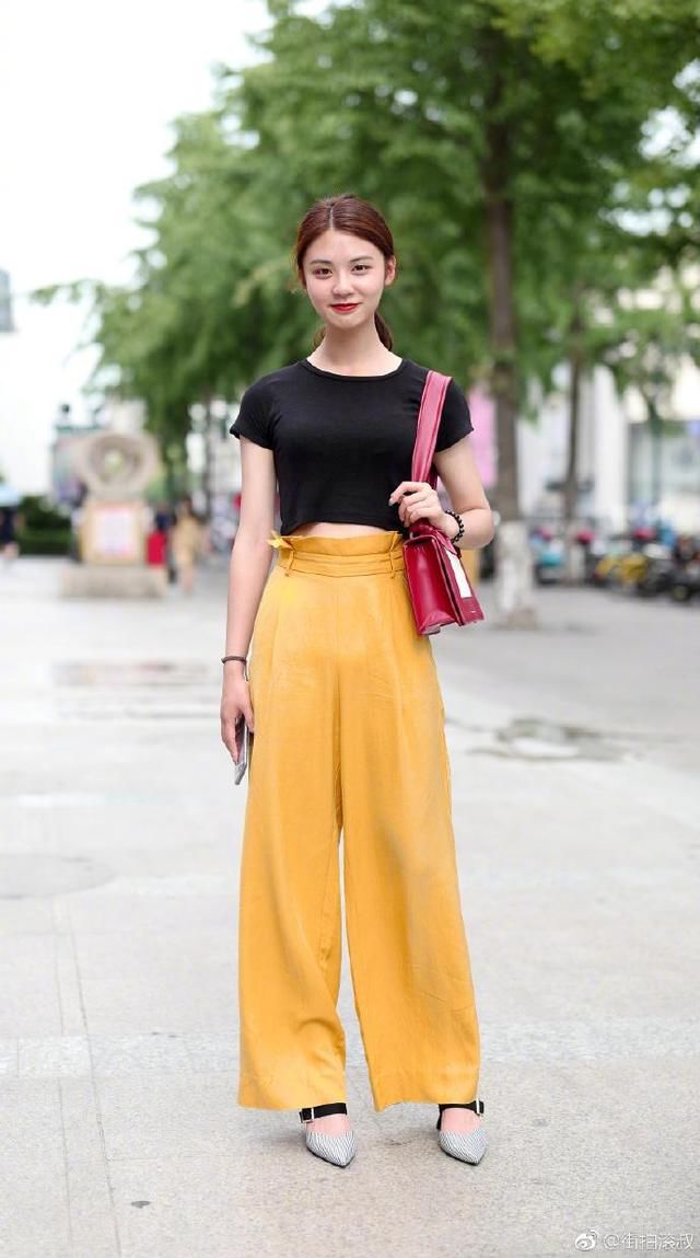 夏季穿宽松的裤子，她们为什么要把上衣扎在裤腰里?其实大有讲究
