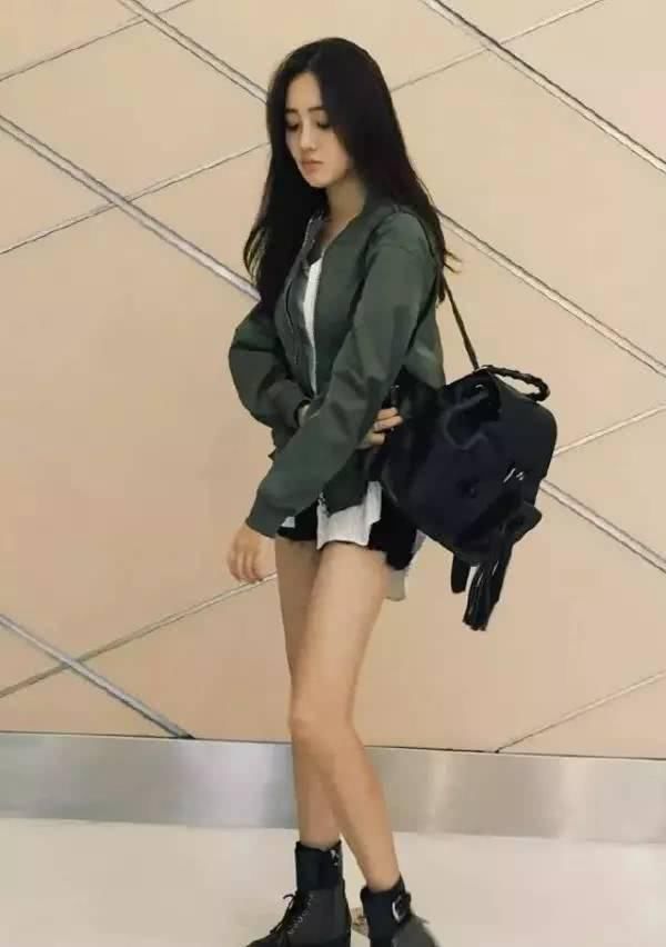 王梓薇的牛仔短裤太短了，幸亏穿有安全裤，网友:这腿可以出道了