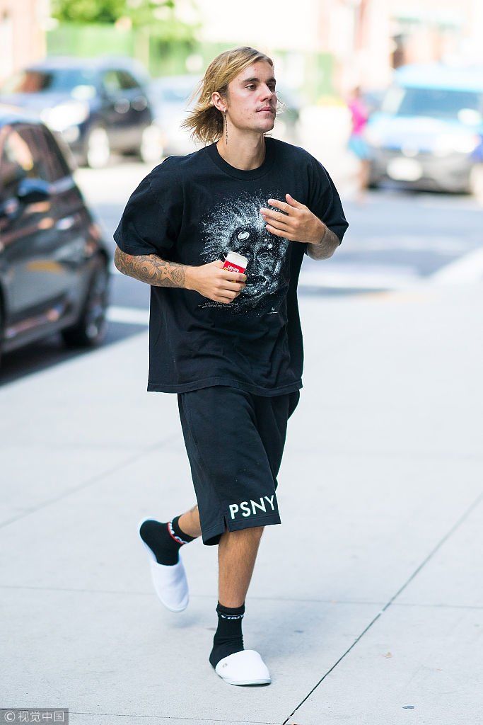 急见未婚妻？比伯运动袜配拖鞋略显邋遢一路小跑   满脸爆痘面颊