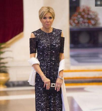 65岁法国第一夫人，深夜出行一脸憔悴，还好换对发型继续卖萌