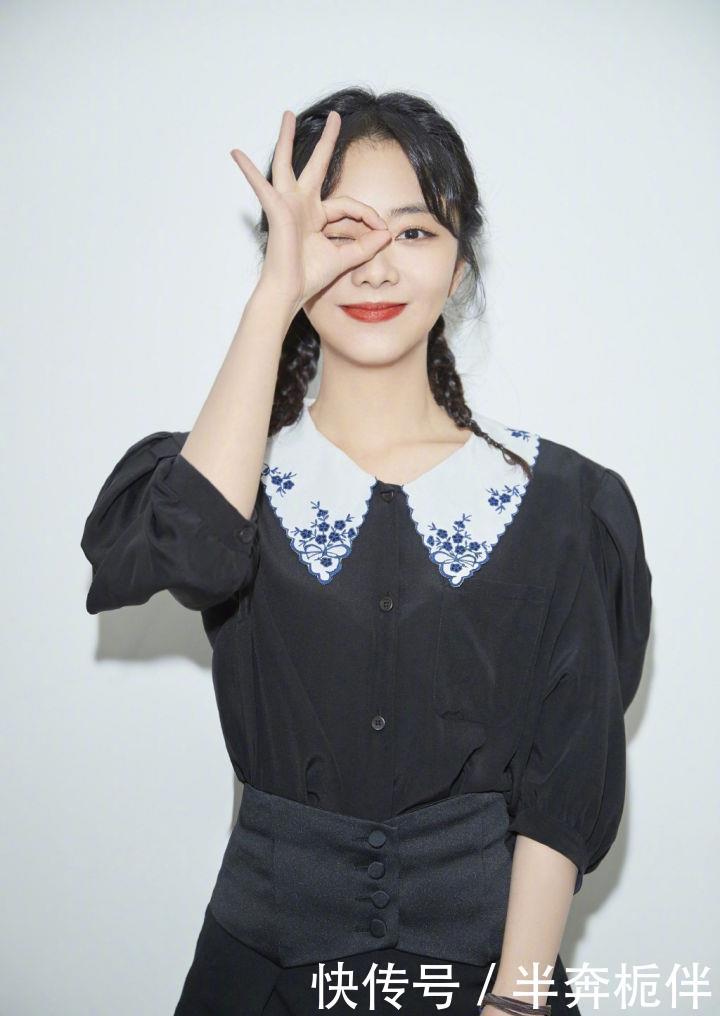  [少女感十足]小时候爱的娃娃领变成潮流神器，春天穿起来超减龄，少女范十足