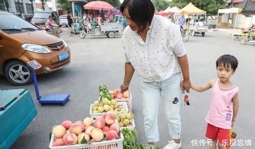  「任大叔」农民大叔种果树30年，曾一亩地亏1700元，农村大集找