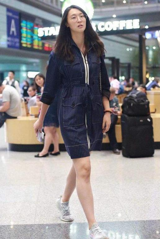 惠若琪的腿已经够长了, 穿超短裤还要两边开叉, 网友: 逼死普通女