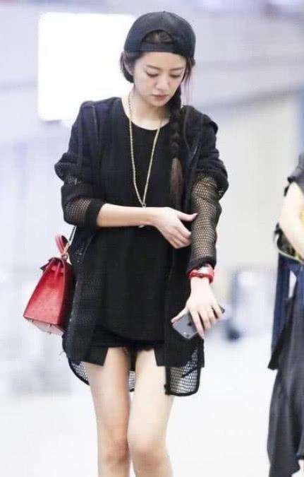 37岁安以轩, 超短裤直接短到尽头, 网友: 裤衩下的毛尴尬了