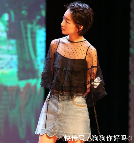 周冬雨长大了，裙子只用两根吊带撑着，网友：真大胆