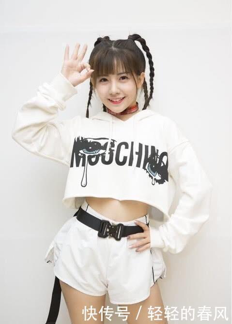 赖美云现机场高调“炫腹”，不料露出赘肉引尴尬，连外套都遮不住