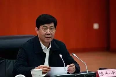  「市政府」在直辖市当了15年市政府党组成员的他，卸任了