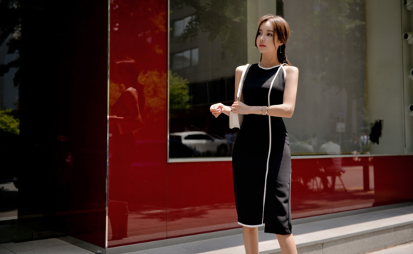 头条女神孙允珠,光滑弧线釉黑波漾轻盈职业裙