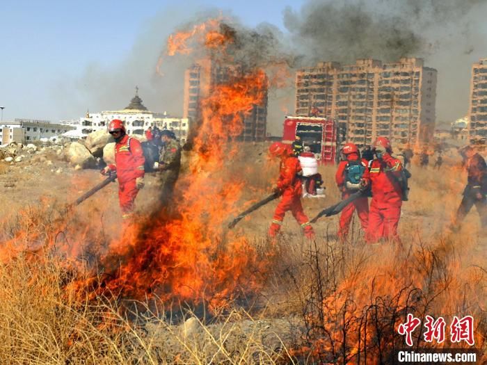  『甘肃酒泉消防供图』甘肃酒泉森林草原灭火演练：改变单一流水模式 提升战斗力