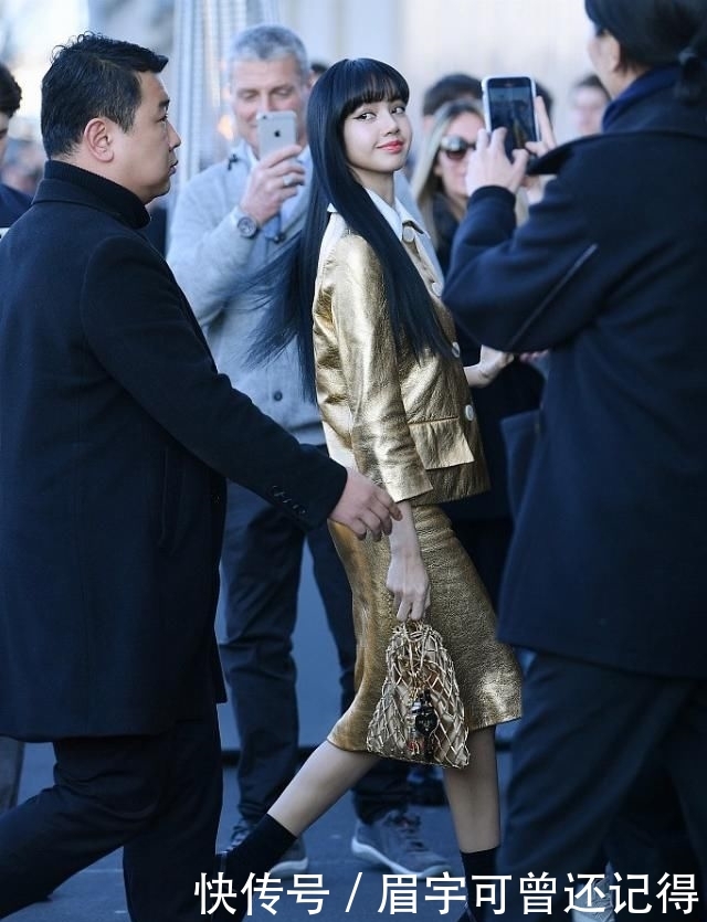  「亮相」人间芭比Lisa亮相Prada秀场 向你发射甜蜜暴击
