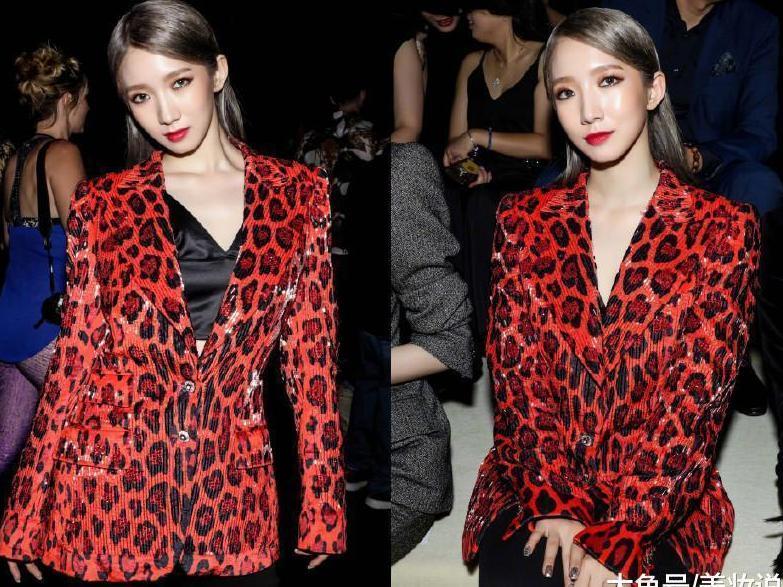 19岁孟美岐第一次去时装周, 就撞衫46岁郑秀文, 还输在了马甲线?