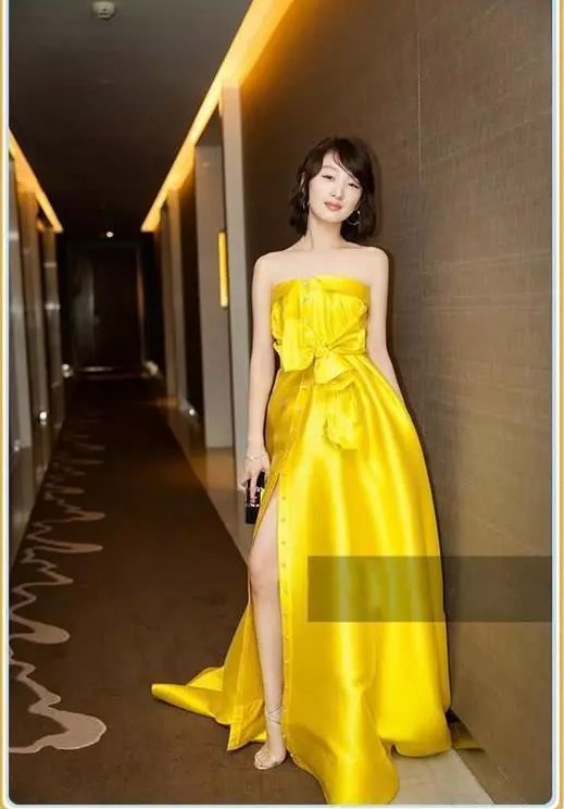 当宋祖儿和周冬雨同穿金色裙，网友:终于见识到扮嫩的最高境界!
