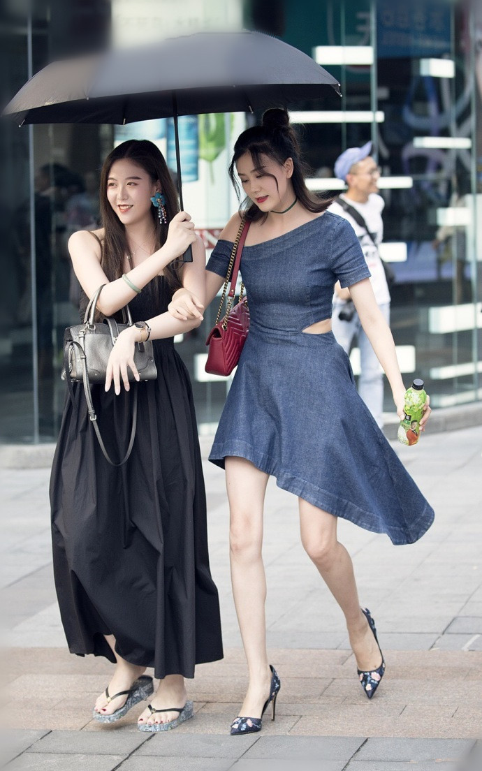 街拍：戴上墨镜的小姐姐，优雅迷人，绽放青春女神范