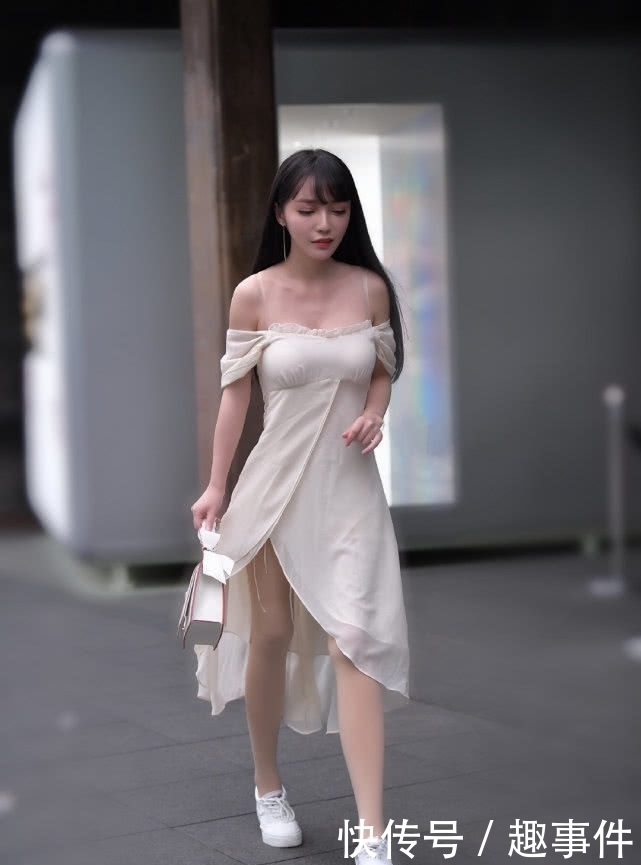  #短袖T恤#街拍：一字肩的吊带紧身裙，性感而清纯