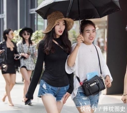  [亮眼]街拍：貌美肤白的小姐姐，大长腿十分亮眼，是别样的风采