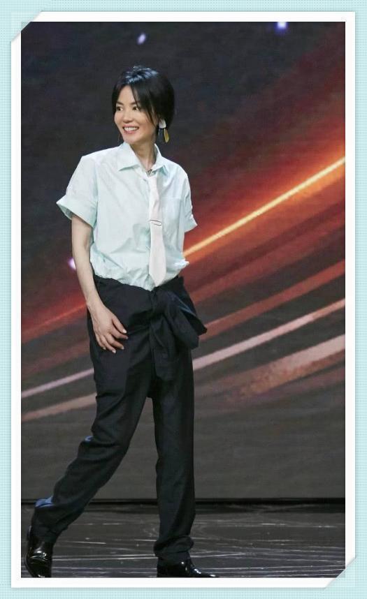 王菲连腰带都没系就出来了？网友：大概只有天后能驾驭了吧