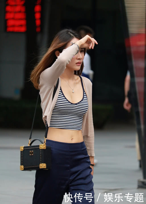 爱运动的小姐姐，拥有令人羡慕的曲线，一步三回头小哥哥无人取笑