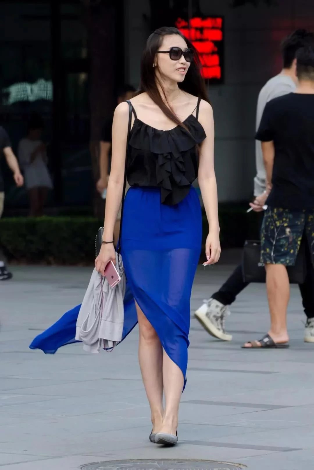 性感小姐姐身穿蓝色纱纱裙秀出模特般的好身材