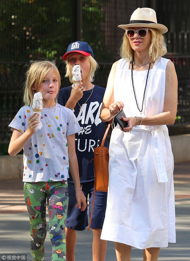 娜奥米沃茨甜美出街和爱子欢吃冰淇淋   49岁高龄依旧保养如少女