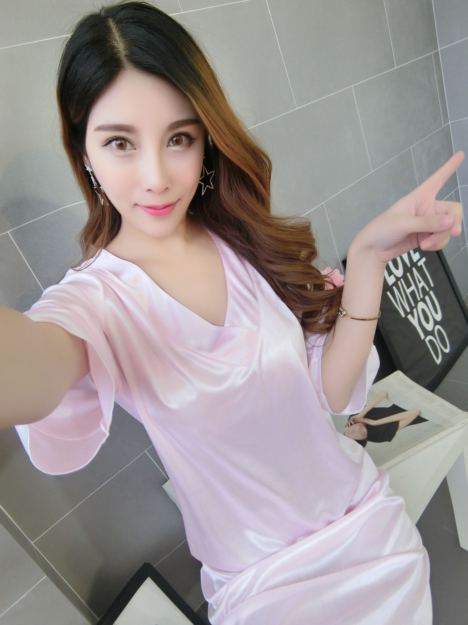 丰腴女人要穿“紧身”的睡裙，柔嫩爽滑勾画身形线条，迷的人眩晕