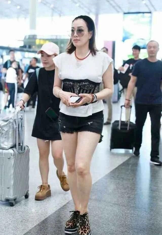 『时髦』钟丽缇又“作妖”，“束腰带”叠穿白色T恤走机场，意外时髦显瘦