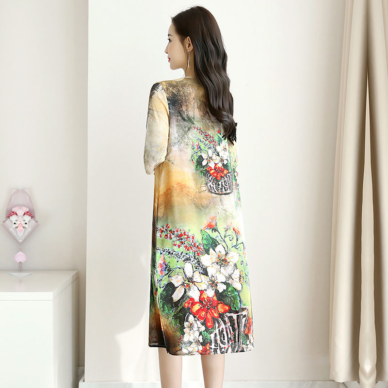 若你年逾50，打扮得年轻点，入秋这裙子不能少，上身美得不得了