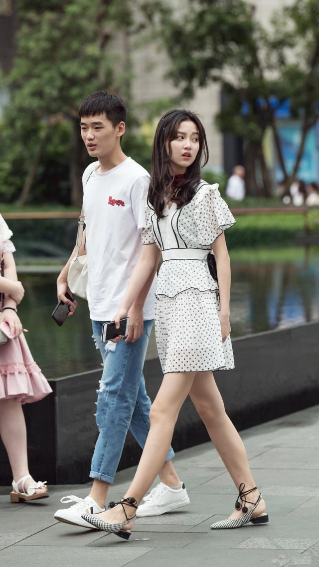 路人街拍：小姐姐精致的穿搭与窈窕的身材，是这个季节最美的风景