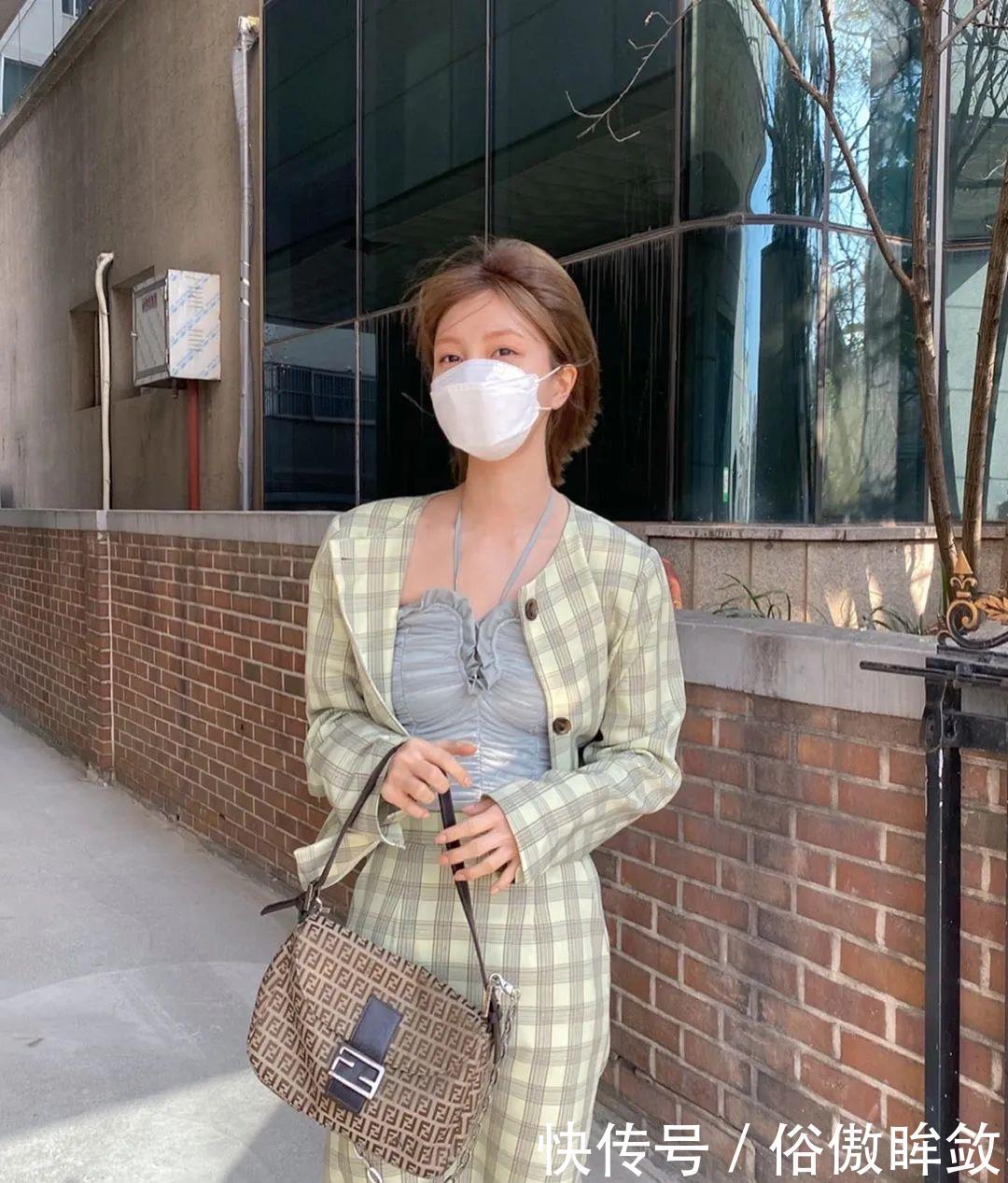 #出门#短西装外套+裙子搭配,出门踏青这样穿,美得路人都侧目