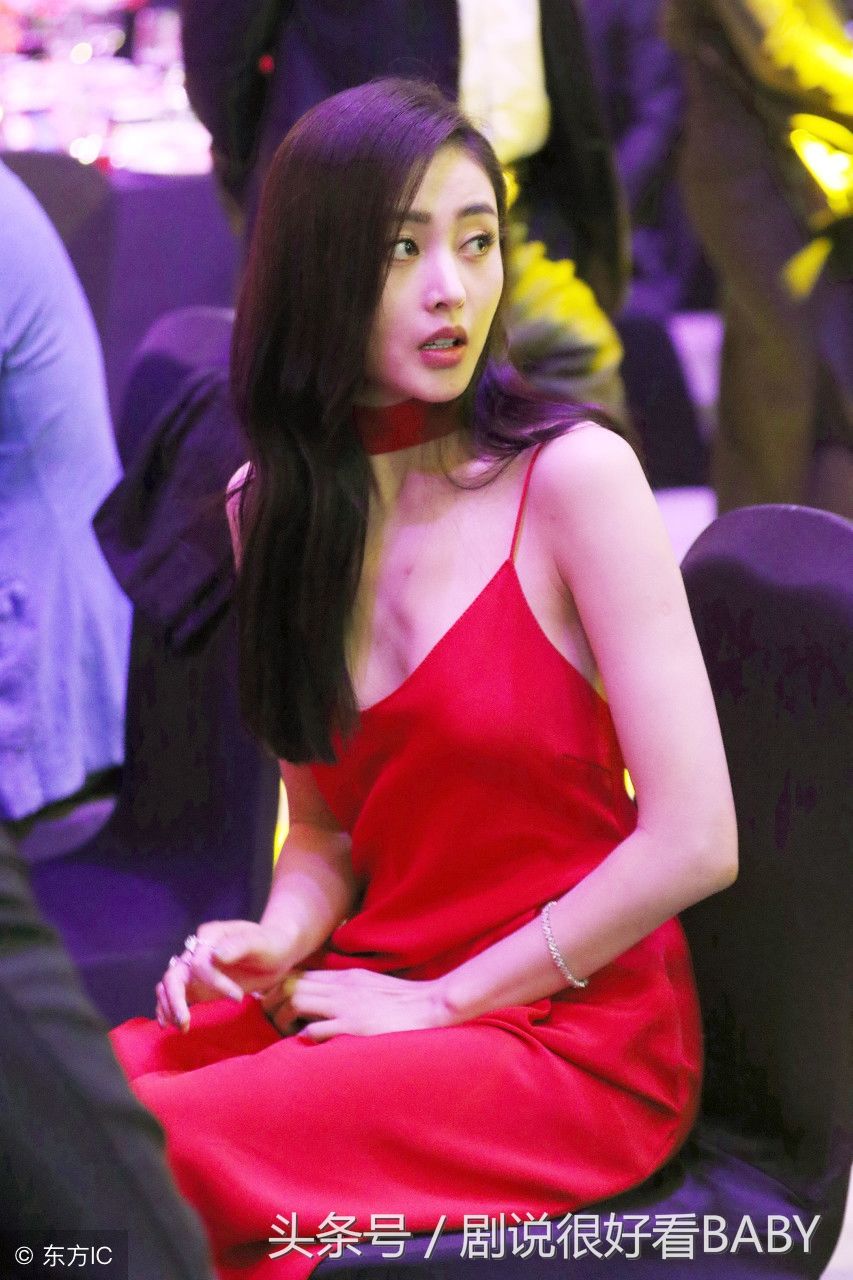 总被人调侃胯骨大的张天爱，把这件连衣裙穿出了新高度，极具魅力