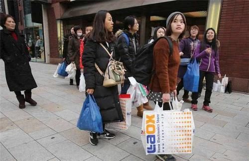 和中国交好后,黄金周赴日旅游的国人激增,当地人直言:多多益善