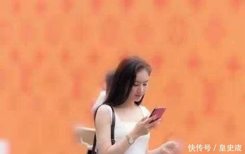  『喇叭裤』小姐姐穿时尚喇叭裤，尽显大长腿，身姿苗条让人羡慕！