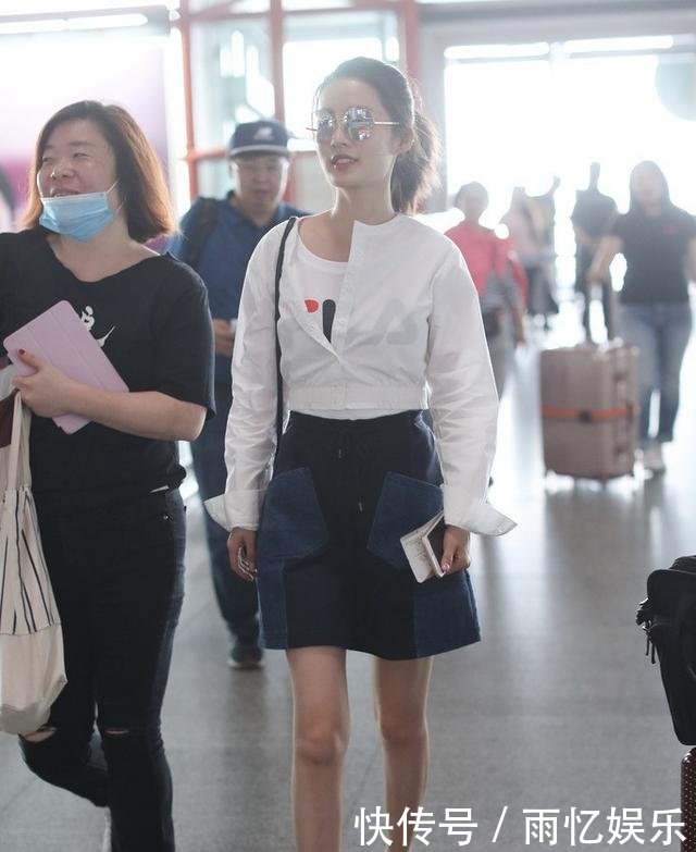 乔欣穿“补丁裙”走机场，却没想到撞上了李沁，可气质一点不输！