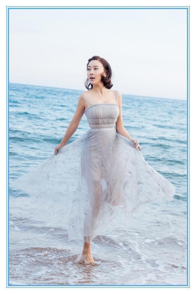 当毛俊杰和张慧雯同穿蓝纱吊带裙,终于知道已婚和单身的差距了!