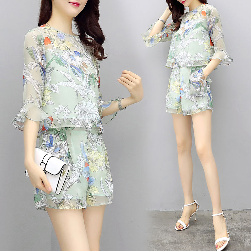 149媳妇把高跟鞋全扔了，穿这样短裤套装，穿平底鞋也能显高