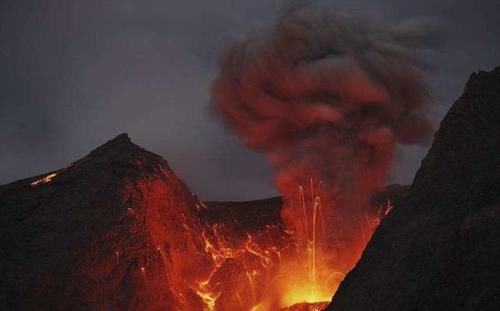 世界上“最不危险”的火山，人们在上面行走，还有人在上面烧烤