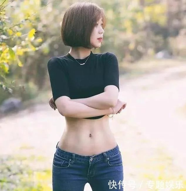 牛仔裤女神的美，丰满的臀部衬托出腿部的性感与纤细