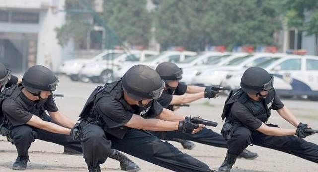 为何警察破门而入时，都会把手搭在前方队友肩上？看完可算明白了