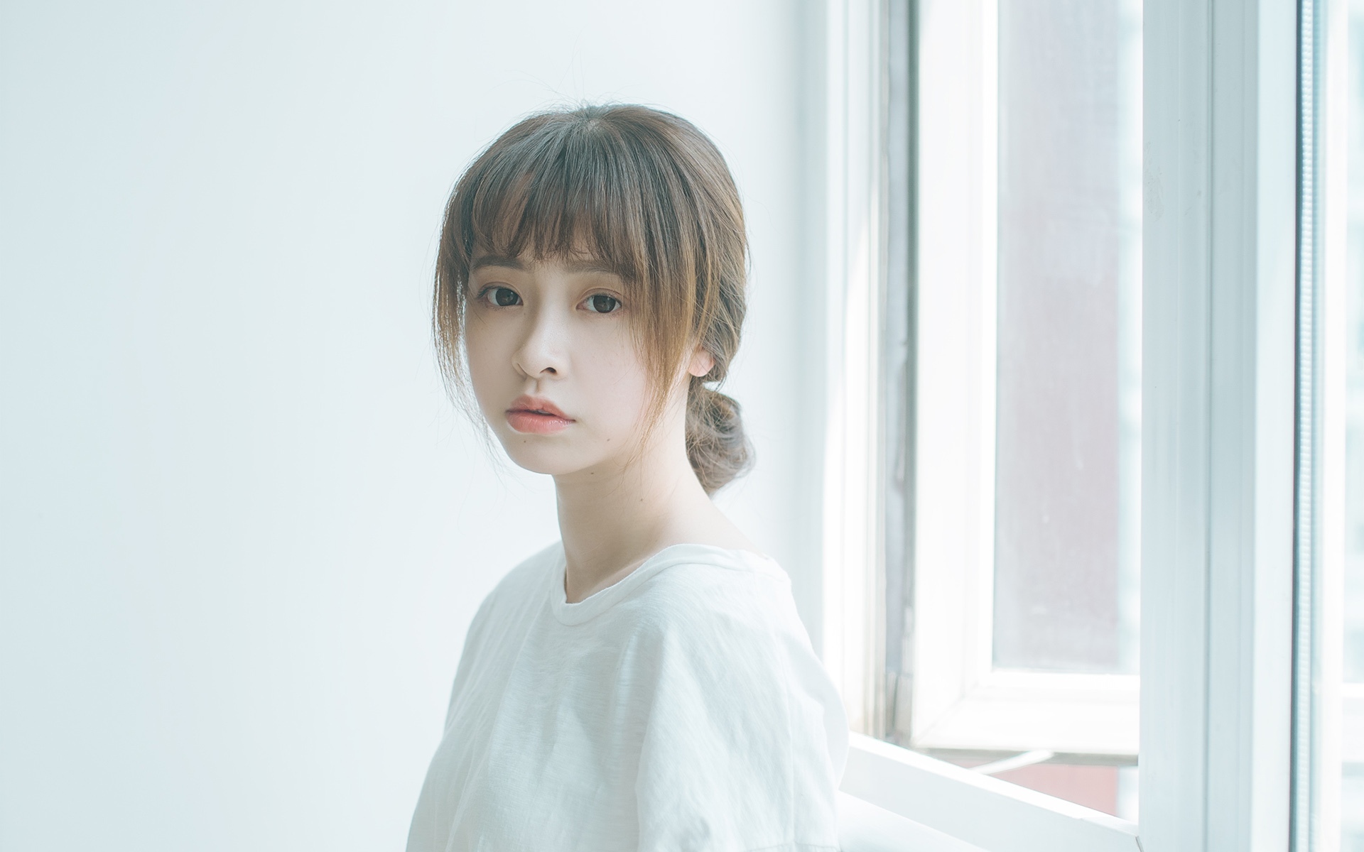 白色T恤短发少女的慵懒写真