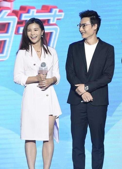  变身■何姿秦凯变身现身，女的穿白色长裙气场震撼