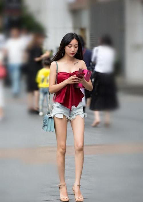 『女人味』街拍:小姐姐粉红色的衣服可爱减龄,举手投足间透露着女人味