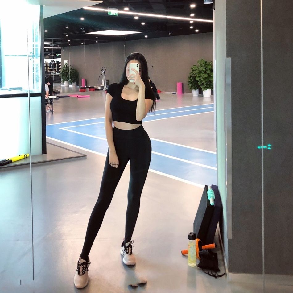 爱健身的妹子身材就是性感好看