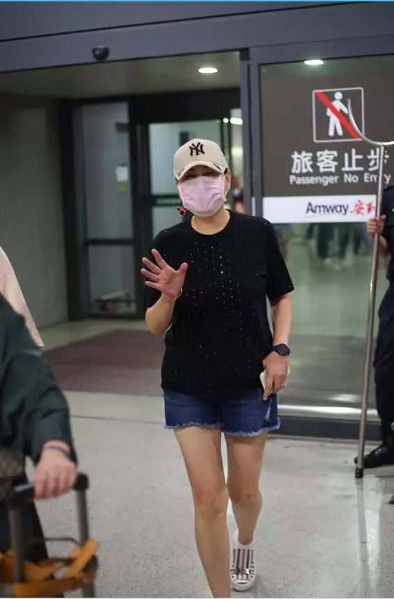 张凯丽真有勇气，又穿这么短的短裤出门，哪个55岁奶奶敢这样穿